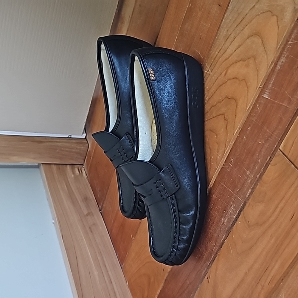 SAS classic slip on loafers. size 10 N soft step heel